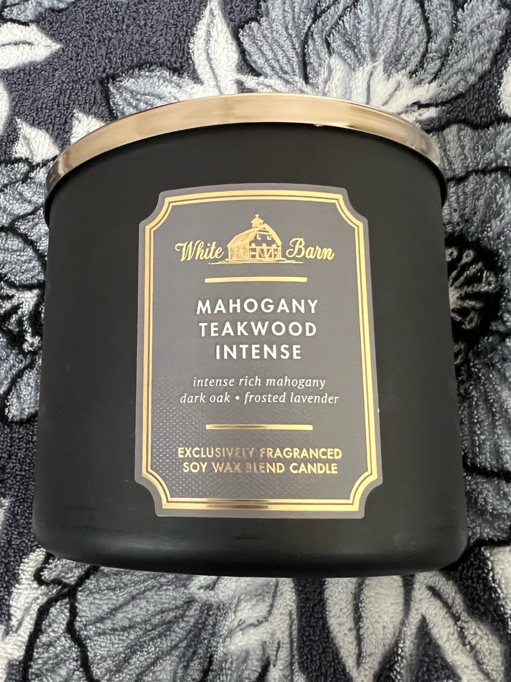 White Barn Mahogany Teakwood Intense Candle